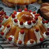 Bab� � Il suo nome proviene dal polacco babka ponczowa, ovvero �torta di punch�. Perch� nonostante il bab� sia associato a Napoli, le sue origini sono tutt�altro che campane. L'inventore fu infatti il consuocero di re Luigi IV, il polacco Stanislas Leczynski. Lui, in preda a uno scatto d�ira, scagli� il tipico kugelhupf (a base di farina, burro, zucchero, uova e uva sultanina), contro una bottiglia di rhum aperta (foto di Tremej)